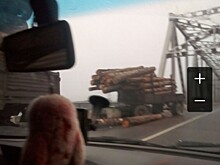 В Калязине с лесовоза посыпались брёвна