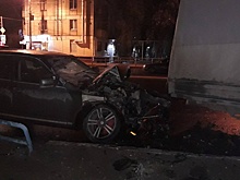 «Грузовик подмял ограждения под себя»: на Авроре — Гагарина Porsche столкнулся с «Газелью»