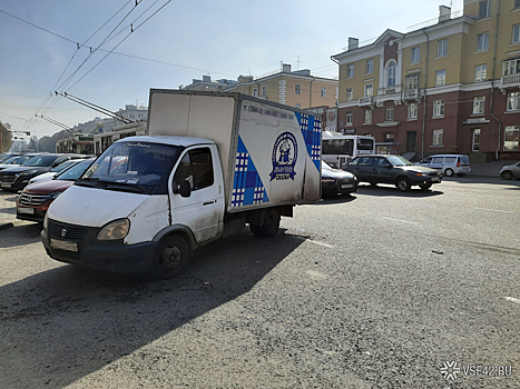 Столкновение маршрутки и грузовика с мороженым создало троллейбусную пробку в центре Кемерова