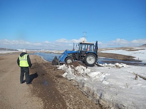 Для ликвидации размывов на автодорогах Иркутской области работает дорожная техника