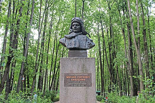 Бюст Алигьери, подводная лодка, исторические фонари: в каких парках Москвы можно найти интересные памятники