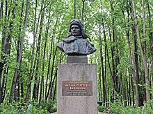 Бюст Алигьери, подводная лодка, исторические фонари: в каких парках Москвы можно найти интересные памятники