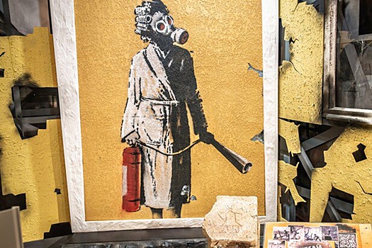 В УПЦ осудили выставленное в Киево-Печерской лавре граффити дамы в бигуди