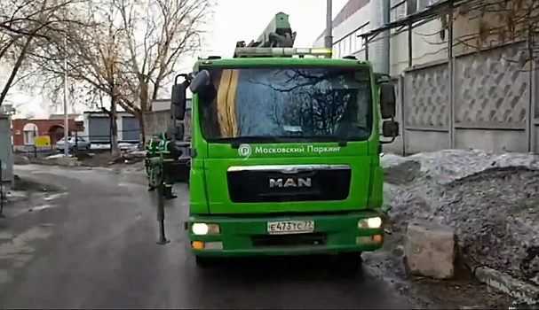 В Москве эвакуировали автомобиль из-под переносного знака