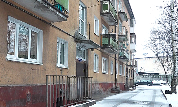 «Не подходить - опасно для жизни»: почему жители дома на улице Ковальчук боятся своих балконов 