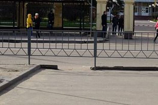 В Ярославле легковушка вылетела на тротуар: двое пострадавших