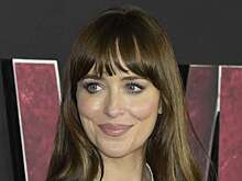 Дакота Джонсон появилась на кинофестивале в платье с глубоким вырезом