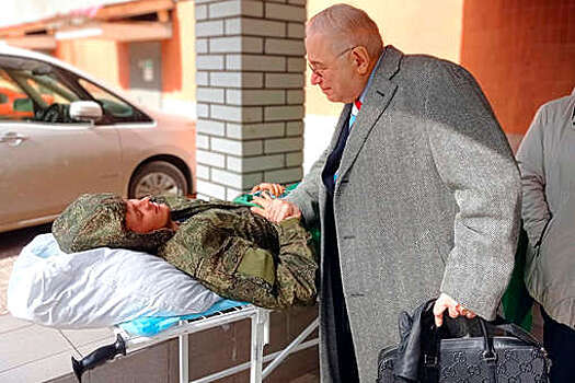 Евгений Петросян навестил в госпитале российских военных