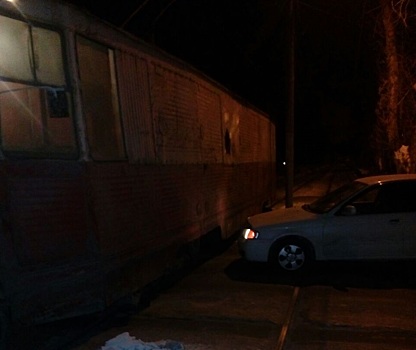 «Он не должен ночью ходить!»: Nissan врезался в трамвай на Вертковской