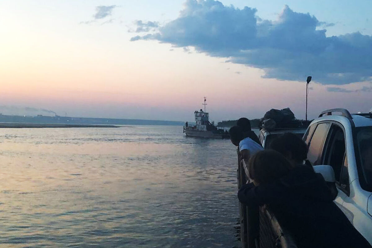 Якутск Вечерний: паром сел на мель у берегов поселка Мосхоголлох