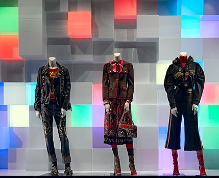 Новые витрины ДЛТ состоят из тысячи мерцающих кубов, управлять которыми могут прохожие