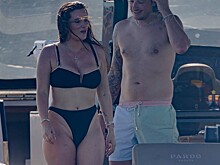 «Какая она огромная». Беллу Торн в бикини раскритиковали в Сети