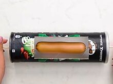 Порежьте коробку от чипсов и приготовьте сосиски для пикника без костра