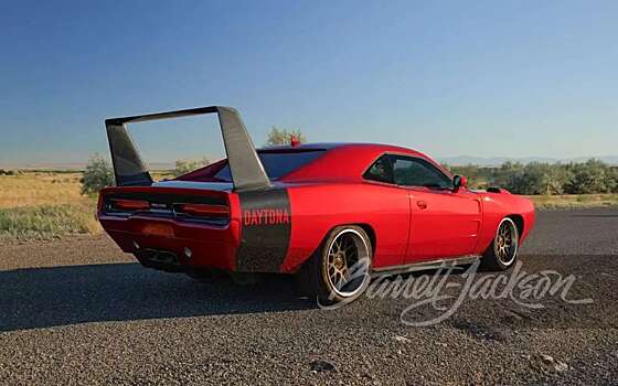 Современный Dodge Challenger Hellcat замаскировали под культовый спорткар 1960-х