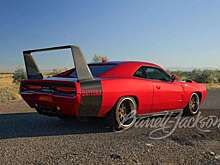 Современный Dodge Challenger Hellcat замаскировали под культовый спорткар 1960-х