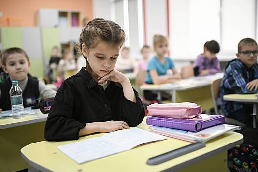 Госдума приняла законопроект о запрете телефонов на уроках в школе