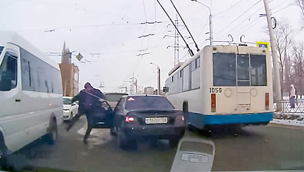 Бита против ствола: дорожная война в Уфе попала на видео