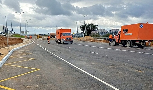 В Советском районе Волгограда на новое дорожное полотно наносится разметка
