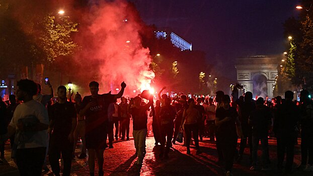Полиция с помощью водомета и слезоточивого газа разгоняла в Париже бесчинствующих фанатов после победы «ПСЖ» в ЛЧ. Задержан 131 человек