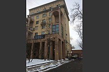 Незаконное остекление балкона демонтируют на фасаде объекта культурного наследия в Москве