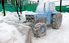 Рязанские осуждённые слепили из снега трактор и быка