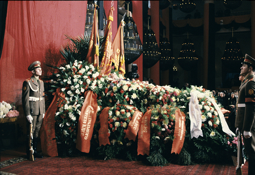 Гроб с телом Генерального секретаря КПСС Леонида Ильича Брежнева установлен для прощания в Колонном зале Дома союзов