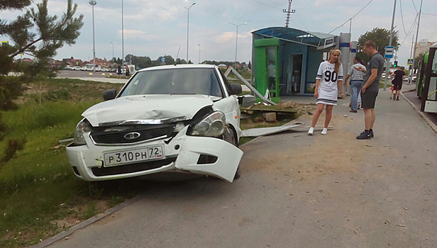 В Тюмени автомобиль разрушил остановку. Видео
