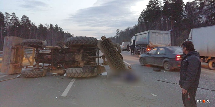 На Серовском тракте фура протаранила трактор, ехавший поперек дороги. От удара водитель погиб