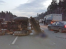 На Серовском тракте фура протаранила трактор, ехавший поперек дороги. От удара водитель погиб