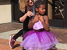 Шарлиз Терон разрешила сыну пользоваться губной помадой