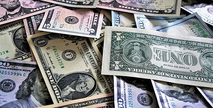 Чистый спрос россиян на наличную валюту в марте вырос на 44%