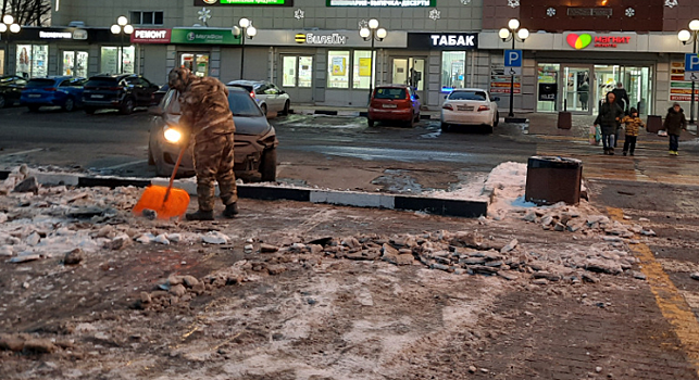 В Ивантеевке очистили автостоянку и поход к детской площадке от наледи после снегопада