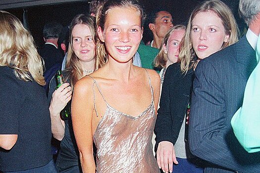 Копию культового «голого» платья Кейт Мосс из 90-х захотели продать на аукционе