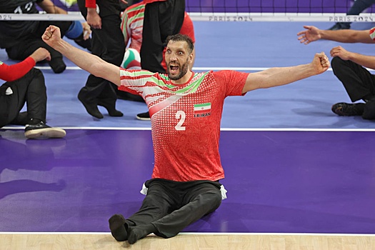 Второй по высоте человек в мире принес сборной Ирана по волейболу сидя победу на Паралимпиаде