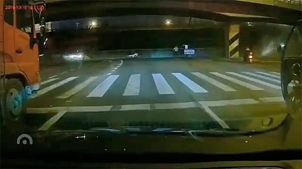 В Сети появилось видео падения моста на автомобили в Китае
