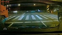 В Сети появилось видео падения моста на автомобили в Китае