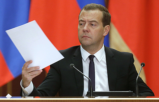 Медведев ответил крымчанам на недовольство маленькими пенсиями