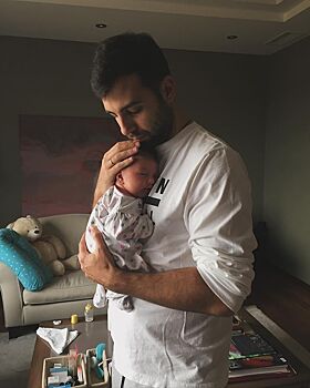 Так трогательно: Иван Ургант предстал с младенцем на руках