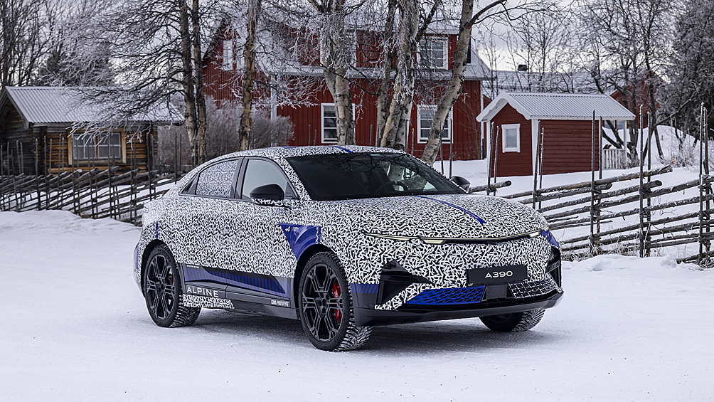 Alpine готовится к расширению модельного ряда за счёт электрического кроссовера A390. Новинка, которая будет максимально французской, сейчас в закамуфлированном виде проходит тесты морозными условиями в Швеции.