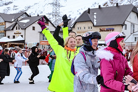 Танцы на снегу: на Эльбрусе стартовал новый горнолыжный сезон