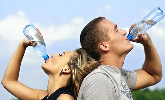 Ученый о воде из пластиковых бутылок: Не вредно, но сам не пью