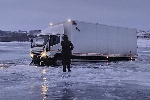 Фура провалилась под лед на Байкале