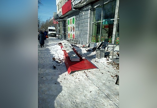 Пенсионерка погибла после падения на нее вывески магазина в Нижнем Новгороде