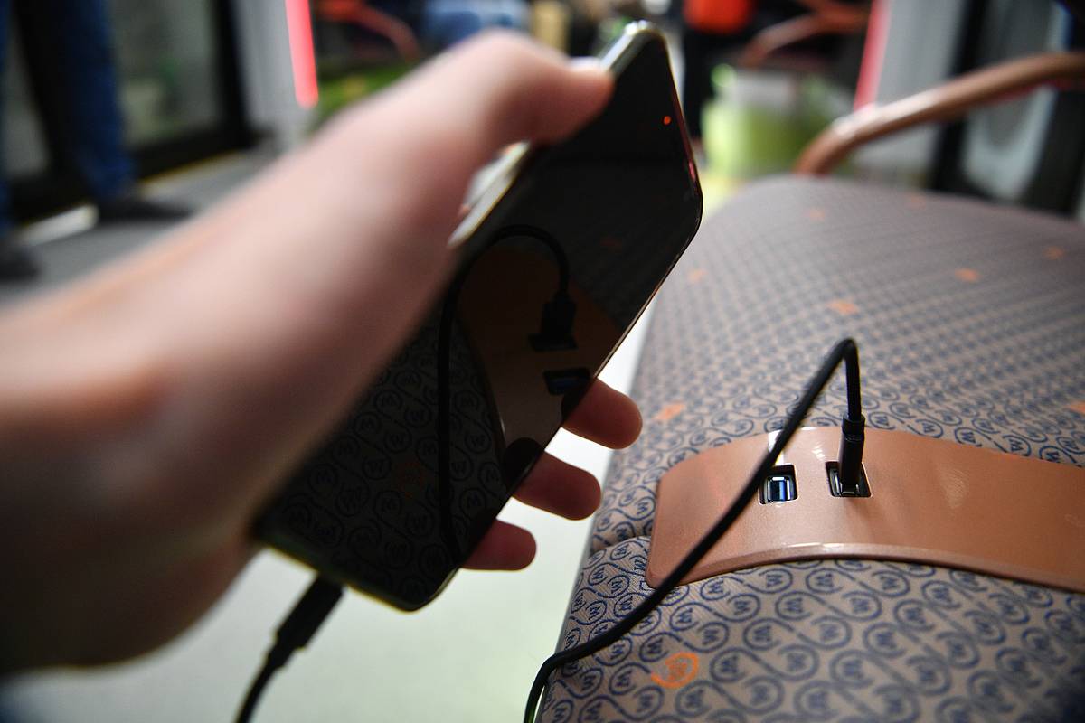 Россиян предостерегли от зарядки телефонов после мороза