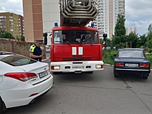 В Курске сотрудники ГАИ и МЧС провели эксперимент по проезду спецтехники во дворах