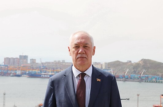 Председатель Думы Владивостока Андрей Брик поздравляет с Днем молодежи России