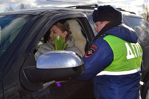 Инспекторы ДПС вручили зеленоградским автоледи цветы
