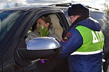 Инспекторы ДПС вручили зеленоградским автоледи цветы