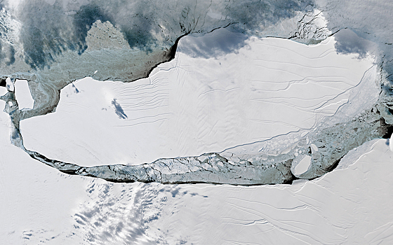 Самый большой айсберг в мире разрушается