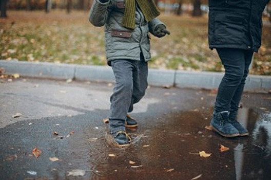 Во дворе водитель машины сбил ребенка и скрылся с места аварии